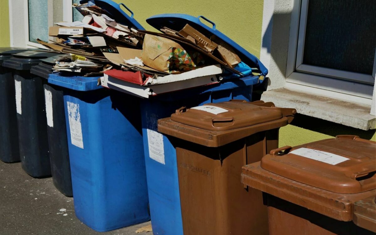 Überfüllte Mülltonnen wegen Verpackungsmüll Überfüllte Mülltonnen wegen Verpackungsmüll